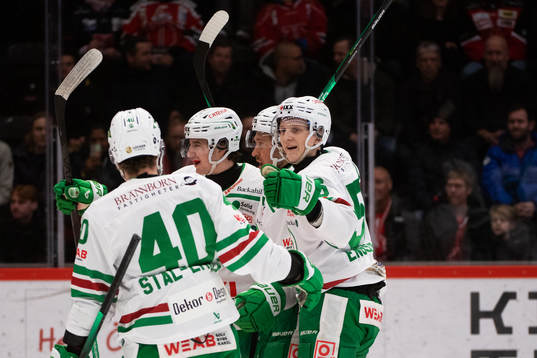 Rögles Michael Kapla jublar med lagkamrater över 2-2