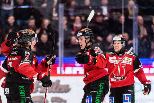 Örebros  Marcus Hardegård jublar med Milton Oscarson