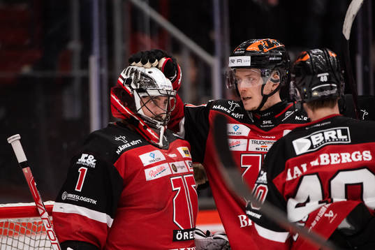 Örebros målvakt Jhonas Enroth och Rasmus Rissanen jublar