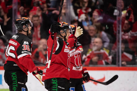 Örebros Kristian Näkyvä och Emil Larsson jublar
