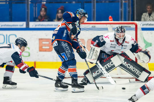 Växjös Jayden Halbgewachs och Linköpings målvakt Marcus