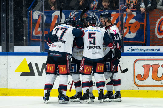 Linköpings Mattias Hävelid jublar med lagkamrater