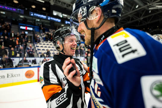 Växjös Erik Josefsson tackar Domare Pehr Claesson