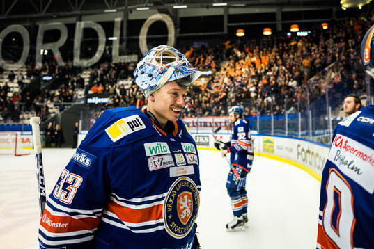 Växjös målvakt Emil Larmi jublar