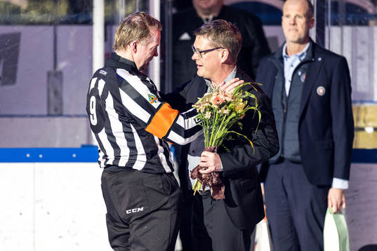 Domare Pehr Claesson tackas av