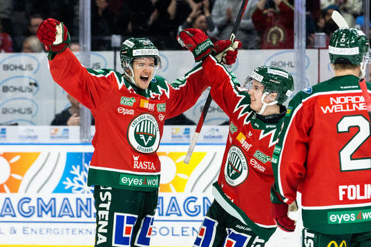 Frölundas Erik Borg jublar med lagkamrater