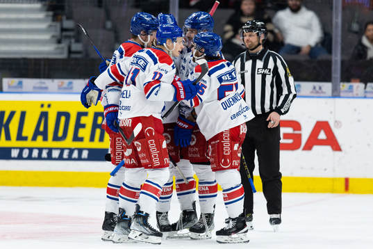 Oskarshamns Antti Suomela jublar med lagkamrater