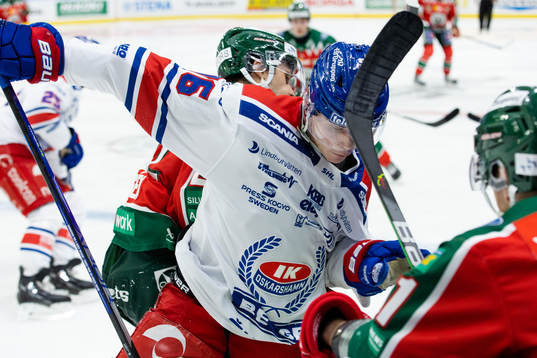 Frölundas Linus Nässen tacklar Oskarshamns Emil Lilleberg