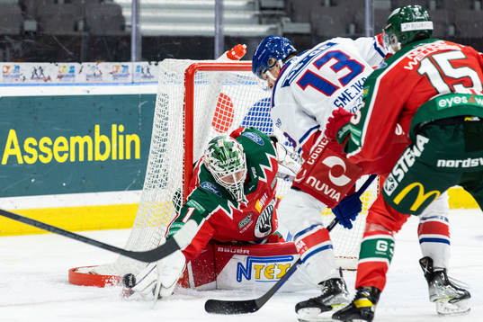 Oskarshamns Jiri Smejkal mot Frölundas målvakt Lars