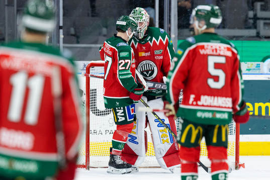 Frölundas Jere Innala och målvakt Lars Johansson jublar