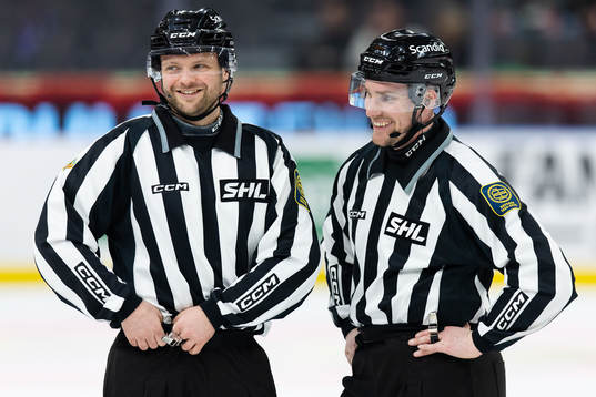 Linjedomare Mathias Naperotti och linjedomare Gustav Jonsson