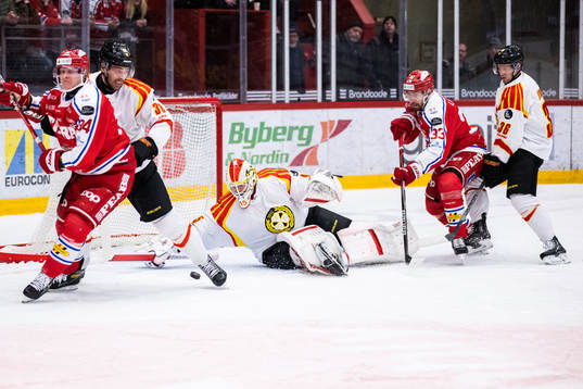 Brynäs målvakt Jussi Olkinuora, Mikko Niemelä och Linus