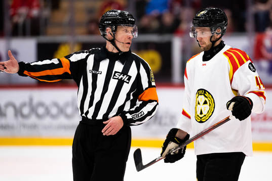 Brynäs Jacob Blomqvist diskuterar med domaren