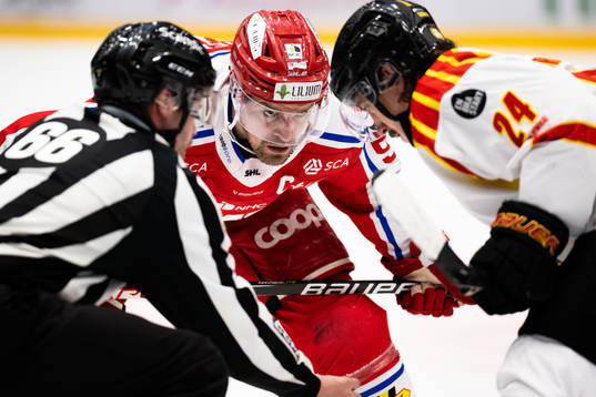 Timrås Anton Lander tekar mot Brynäs Hannes Björninen