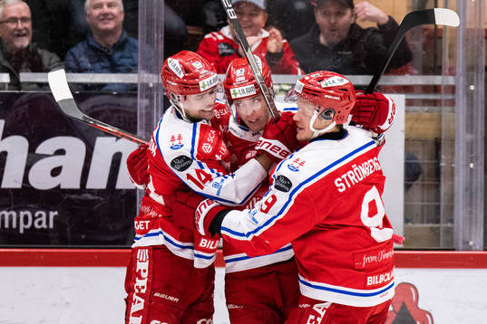 Timrås Jakob Stenqvist jublar med lagkamrater