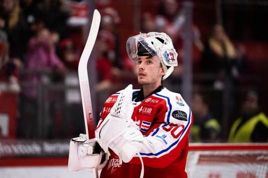 Timrås målvakt Jacob Johansson tackar publiken