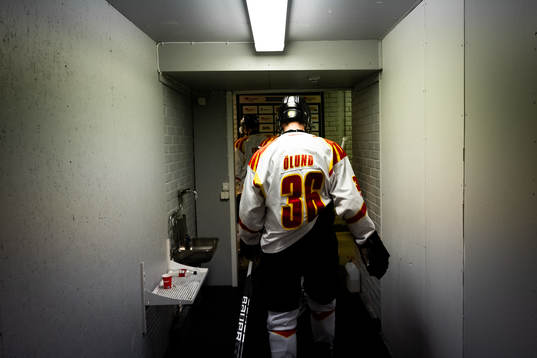 Brynäs Linus Ölund påväg ut