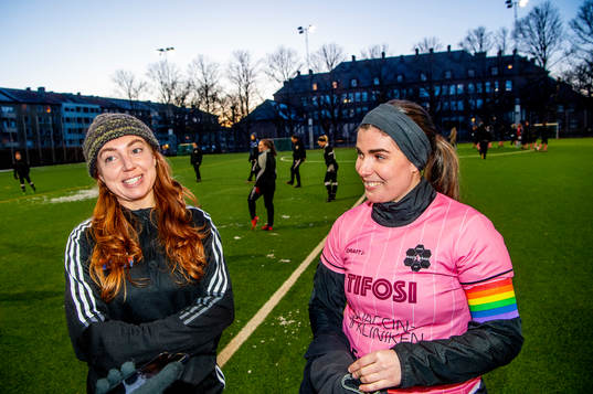 Las Presidentas Siri Ahlström och Backarna FFs Paulina
