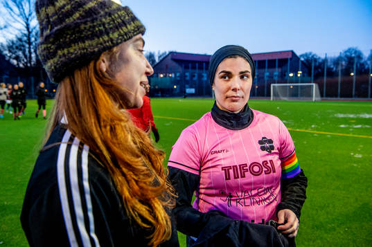 Las Presidentas Siri Ahlström och Backarna FFs Paulina