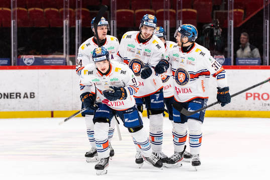 Växjös Victor Stjernborg jublar med lagkamrater