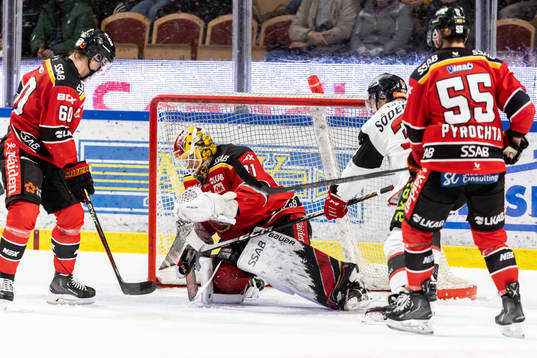 Malmö Redhawks Carl Söderberg och Luleås målvakt
