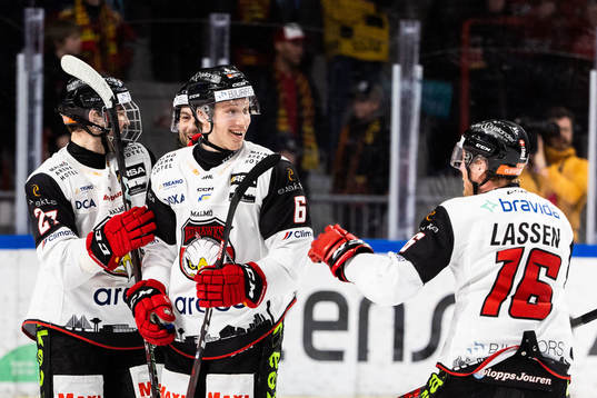 Malmö Redhawks Theodor Johnsson jublar med Ponthus