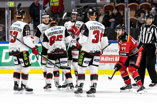 Malmö Redhawks Kim Rosdahl jublar med lagkamrater