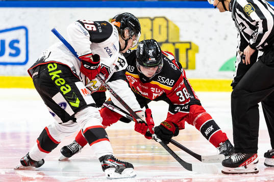 Luleås Olli Nikupeteri och Malmö Redhawks Lukas Wernblom