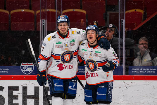 Växjös Victor Stjernborg jublar med Hardy Häman Aktell