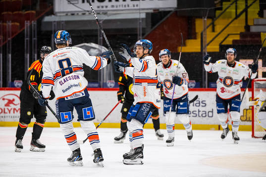 Växjös Ludvig Claesson jublar med lagkamrater
