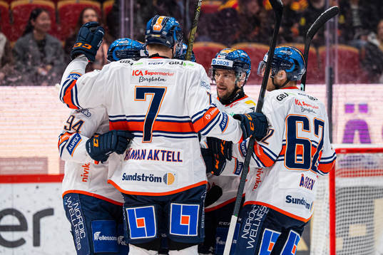 Växjös Joachim Blichfeld jublar med lagkamrater