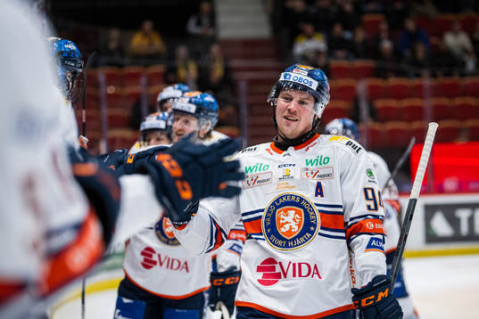 Växjös Joel Persson jublar med lagkamrater