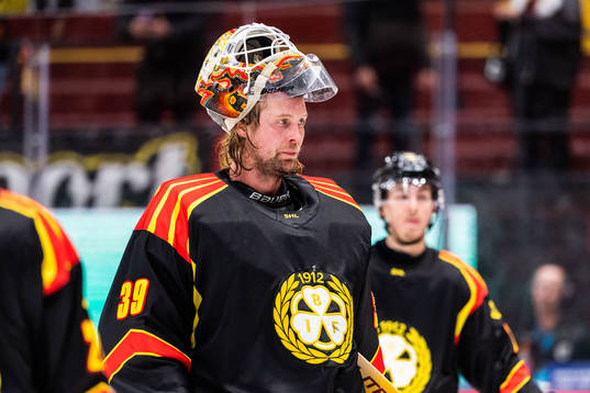 Brynäs målvakt Anders Lindbäck deppar