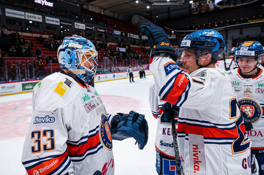 Växjös målvakt Emil Larmi och Brian Cooper jublar