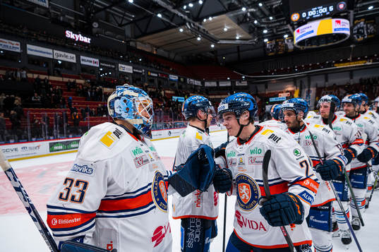 Växjös målvakt Emil Larmi och Oskar Cederqvist  jublar