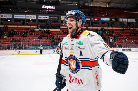 Växjös Robert Rosén jublar