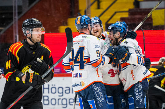 Växjös Joachim Blichfeld jublar med lagkamrater