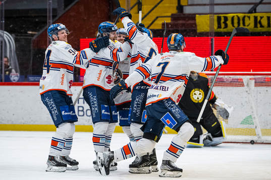 Växjös Joachim Blichfeld jublar med lagkamrater