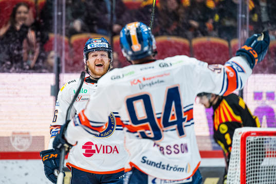 Växjös Joachim Blichfeld jublar med Joel Persson