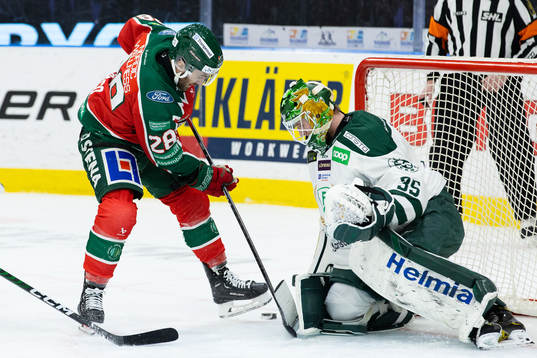 Frölundas Anthony Greco och Färjestads målvakt Dennis