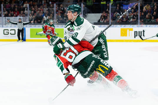 Färjestads Mattias Göransson tacklar Frölundas Jacob