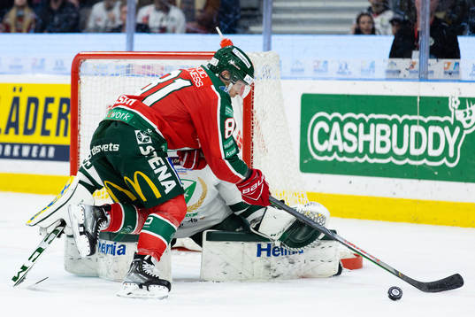 Frölundas Ryan Lasch och Färjestads målvakt Dennis