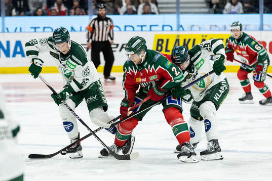 Färjestads Jasse Ikonen och Lucas Forsell mot Frölundas