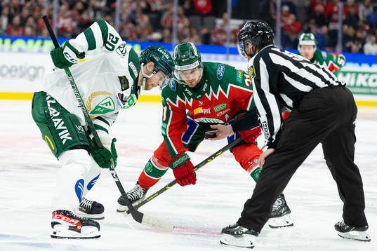 Färjestads Marcus Westfält tekar mot Frölundas Nicklas