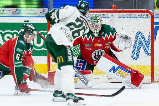 Färjestads Joel Nyström med ett avslut mot Frölundas