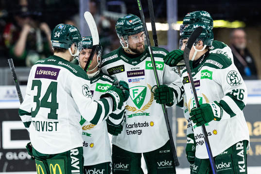 Färjestads Michael Lindqvist jublar med lagkamrater