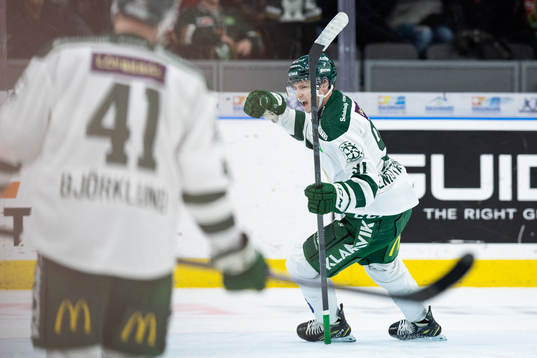 Färjestads Eric Engstrand jublar