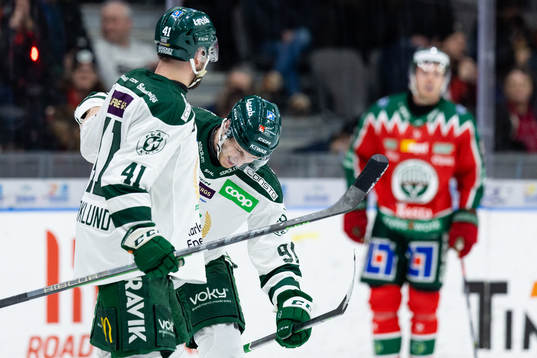 Färjestads Eric Engstrand jublar