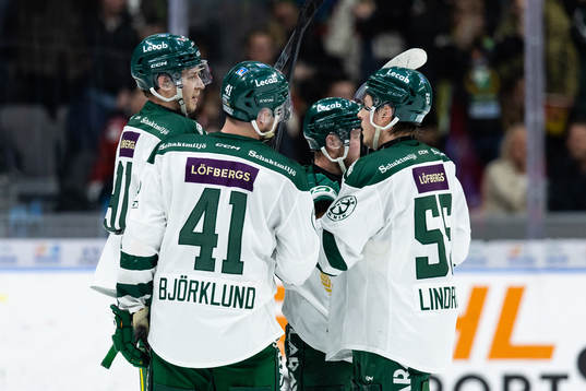 Färjestads Eric Engstrand jublar med lagkamrater