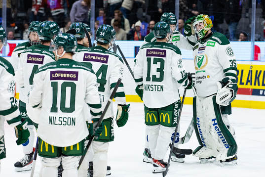 Färjestads målvakt Dennis Hildeby jublar med lagkamrater